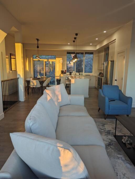 Mountain Retreat With Views, Hot Tub, Games & Ac Villa Chilliwack Exterior photo