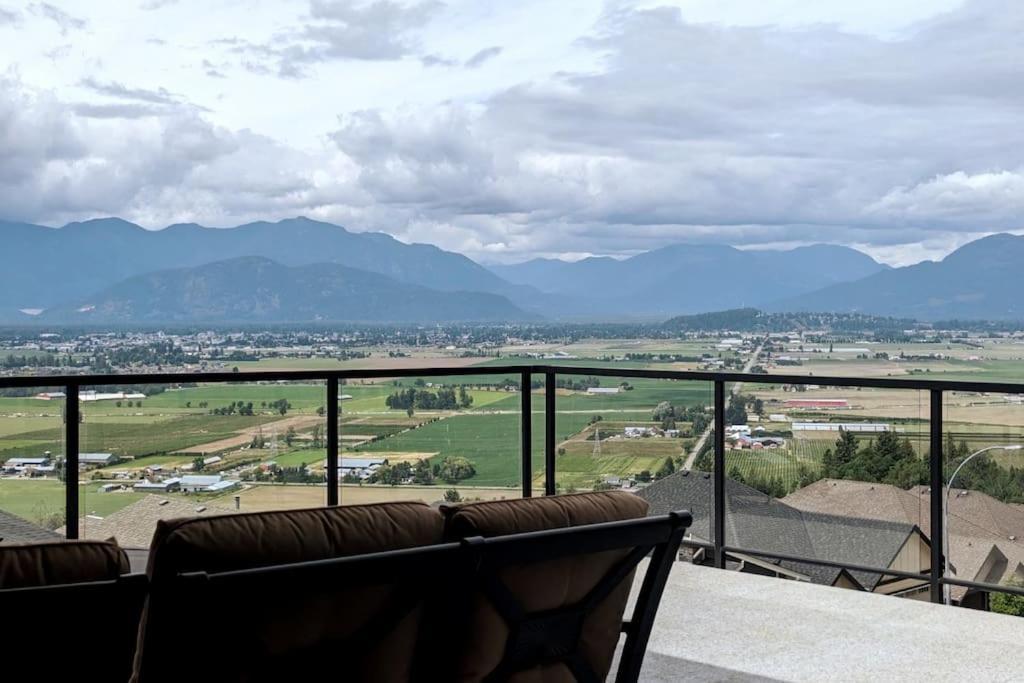 Mountain Retreat With Views, Hot Tub, Games & Ac Villa Chilliwack Exterior photo