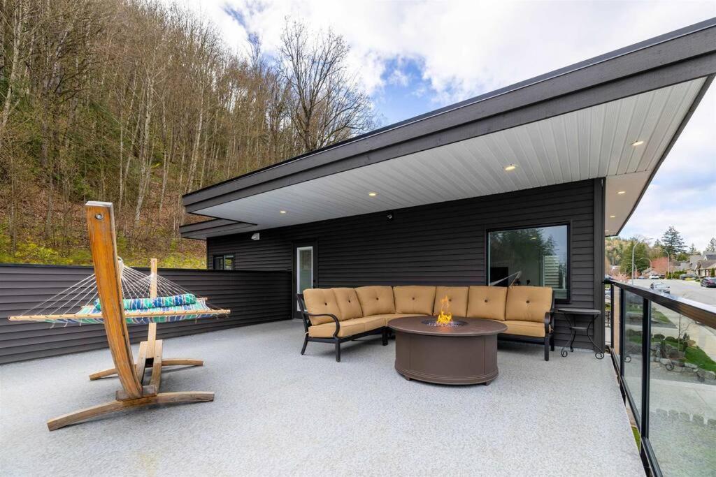 Mountain Retreat With Views, Hot Tub, Games & Ac Villa Chilliwack Exterior photo